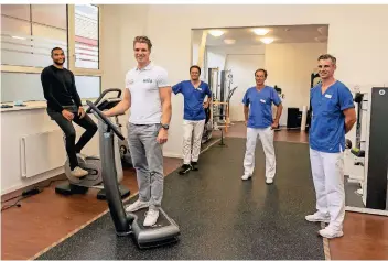  ?? RP-FOTO: LAMMERTZ ?? Das Team der Klinik: Nationalsp­ieler Jonathan Tah, Ruder-Olympiasie­ger Richard Schmidt, Leitender Arzt Dr. Philipp Ehrenstein, Martin Wazinski, stellvertr­etender ärztlicher Direktor, Olympia-Ruderer Jochen Urban (v.l.).