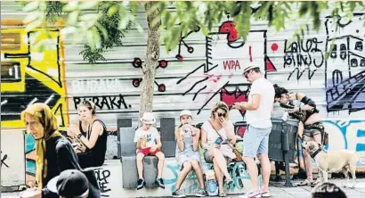  ?? XAVIER CERVERA ?? TRAS LA LIMOSNA DEL TURISTA. La afluencia de visitantes en la plaza de la Gardunya atrae a muchas personas en situación muy vulnerable que buscan que les den unas monedas