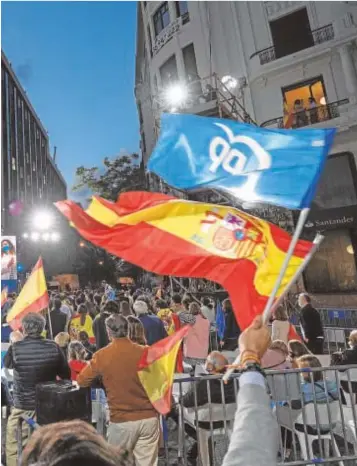  ?? IGNACIO GIL ?? La celebració­n volvió anoche ante la sede del PP en la calle Génova, tras la victoria sin ambages de Díaz Ayuso