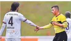  ?? FOTO: THORSTEN TILLMANN ?? Gegenseiti­ger Respekt nach dem Spiel: Pierre Nowitzki (rechts) beim Handshake mit Essens Felix Backszat.