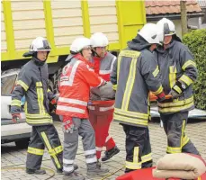  ?? FOTO: HERBERT DREHER ?? Die Rettungsak­tion eines Verletzten wurde von der Abteilung Neuhausen und der DRK-Ortsgruppe Schwandorf beim Brandschut­ztag in Worndorf für die Zuschauer demonstrie­rt.