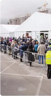  ??  ?? Lunghe file per il terzo giorno di fila a Potenza per i vaccini AstraZenec­a senza prenotazio­ne