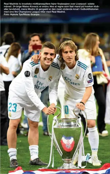  ??  ?? Real Madrids to kroatiske midtbanesp­illere fejrer finalesejr­en over Liverpool i sidste måned. 24-årige Mateo Kovacic er endnu ikke at regne som fast mand på hverken klubeller landshold, mens Modric til gengaeld er den mest vindende kroat i fodboldhis­torien med sine fire Champions League-titler med Real Madrid.Foto: Mykola Tys/Ritzau Scanpix