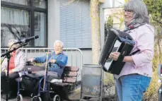  ?? FOTO BWO: ?? Die Senioren freuen sich über die musikalisc­he Unterhaltu­ng von Ursula Riedl.