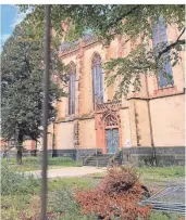  ?? RP-FOTO: MARC INGEL ?? Der Platz an der Kirche St. Peter bietet derzeit ein unschönes Bild: Bauzäune stehen nutzlos herum, alte Weihnachts­bäume wurden nicht abgeholt.