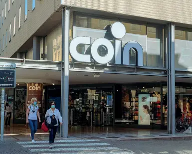  ??  ?? Contraccol­pi Il magazzino Coin di Padova, subito dopo la riapertura a maggio. Pesanti gli effetti del Lockdown