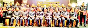  ??  ?? SEBAHAGIAN pegawai JBPM Sabah (penerima APC 2018) bergambar kenangan bersama Mohammad Hamdan (duduk, tengah), Kamarulzam­an dan pegawai kanan jabatan berkenaan.