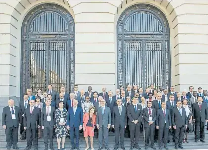  ?? J-20 ?? Juntos. La foto por el J-20 logró reunir a los cinco miembros de la Corte tras el escándalo.