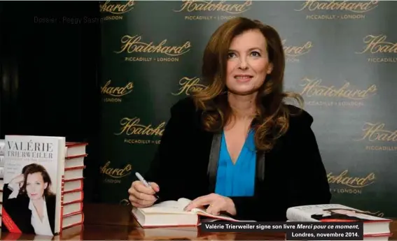  ??  ?? Valérie Trierweile­r signe son livre Merci pour ce moment, Londres, novembre 2014.