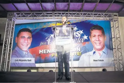  ??  ?? ► Henri Falcón habla durante una conferenci­a de prensa el martes, en Caracas.
que se le ofrecen”, agrega.
