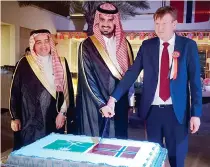  ?? AN photo ?? Norwegian Ambassador Thomas Lid Ball cuts cake with Riyadh Mayor Prince Faisal bin Abdulaziz at the Norwegian Embassy.