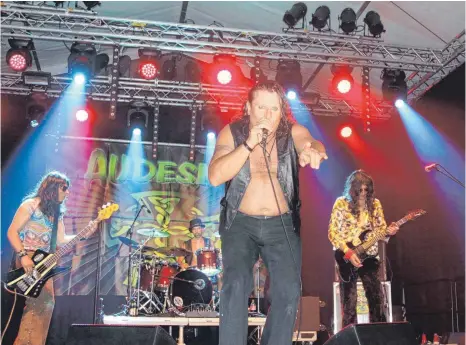  ?? FOTO: CÄCILIA KRÖNERT ?? Die Band Audesno bringt die Stimmung bei den Biker Days im Seepark Pfullendor­f nach wenigen Titeln bereits zum Kochen.