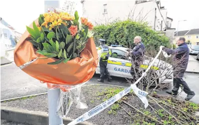  ?? PHOTO: COLIN KEEGAN ?? Target: Flowers at the scene at Gym Plus in Applewood Close, Swords where two men were shot, one fatally, on Thursday night.