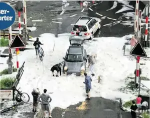  ??  ?? Wasser drang in den Zürcher Hauptbahnh­of ein. In der Stadt Baden blieb gar ein Auto in einem von Hagel gefluteten Bahnüberga­ng stecken.