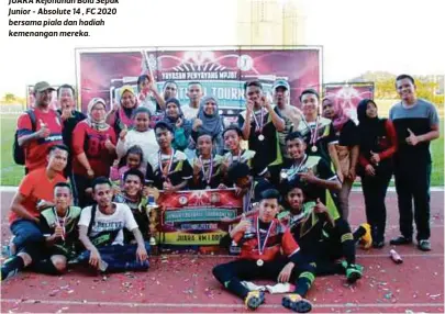  ??  ?? JUARA Kejohanan Bola Sepak Junior - Absolute 14 , FC 2020 bersama piala dan hadiah kemenangan mereka.