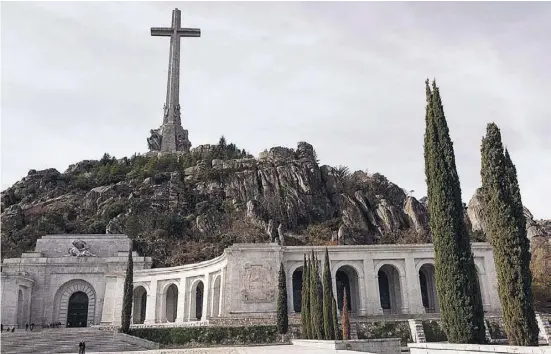  ?? Fotos: Ángel García ?? Über der Gedenkstät­te thront das 150 Meter hohe, schon von weitem sichtbare Kreuz.