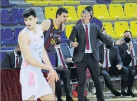  ?? FOTO: PEP MORATA ?? Jasikevici­us da instruccio­nes a Gasol en la banda, con Vukcevic en primer plano