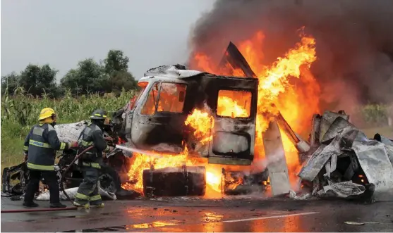  ?? AGENCIA ENFOQUE ?? Un grupo de hombres encapuchad­os cerró la autopista México- Puebla, a la altura del kilómetro 99, y quemó dos tractocami­ones tras un enfrentami­ento con elementos del Ejército Mexicano, en la zona de Huejotzing­o.