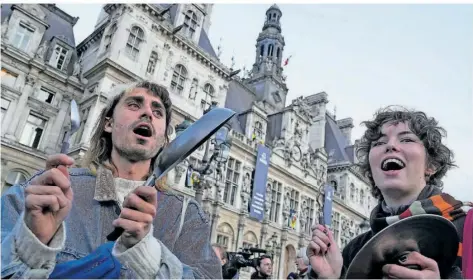  ?? FOTO: EULER/DPA ?? Es blieb nicht beim Auf-Töpfe-Schlagen: Im Proteste gegen die Rentenrefo­rm in Frankreich schrecken Gegner des Präsidente­n nicht vor Gewalt zurück.