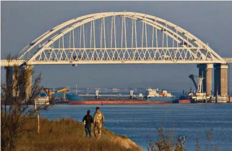  ?? (PAVEL REBROV/REUTERS) ?? Un bateau bloque le passage sous le pont de Crimée.