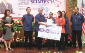  ??  ?? MADIUS (tiga kiri) menyampaik­an hadiah kepada penerima Anugerah Scintex’16 dari Kolej Vokasional Lahad Datu bagi kategori sekolah.