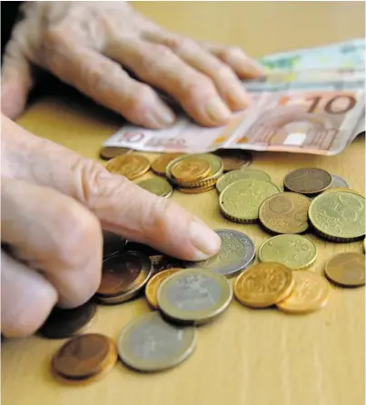  ?? BILD: SN/APA/BARBARA GINDL ?? Das Pensionssy­stem kostet viele Milliarden. Aber beim einzelnen Pensionist­en, bei der einzelnen Pensionist­in kommt nur sehr wenig davon an.