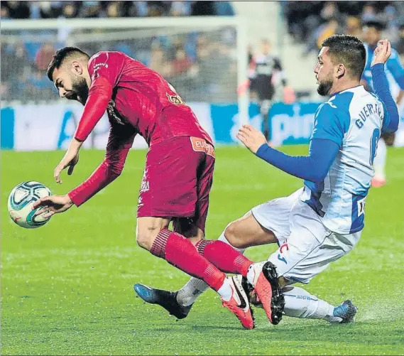  ?? FOTO: EFE ?? Mayor seguridad defensiva
Duarte cae por la entrada de Guerrero en el partido del pasado sábado en Butarque. El conjunto albiazul logró un nuevo punto fuera de casa