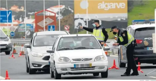  ?? FOTOS: JORDI LANDERO ?? Efectivos de la Policía Nacional piden documentac­ión a los conductore­s de los vehículos durante los controles en la frontera con Portugal.