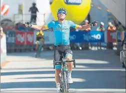  ?? FOTO: PENTAPHOTO ?? Luis León Sánchez celebra su victoria en las calles de Lienz