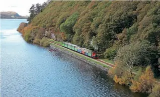  ?? GREGORY MAPE ?? Blue waters, autumnal green hillsides and a colourful Llanberis Lake Railway train behind exDinorwic ‘Quarry Hunslet’ 0-4-0ST Elidir approachin­g Gilfach Ddu on October 30, makes for a very attractive scene.