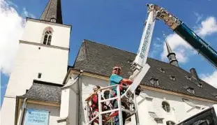  ??  ?? Mit der Hubbühne hoch hinaus ging es am Freitag auf dem Herderplat­z. Aus der Vogelpersp­ektive konnten Mutige der Stadtkirch­e „aufs Dach steigen“. Foto: Christiane Weber