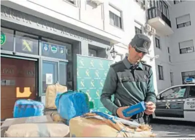  ?? ERASMO FENOY ?? Un guardia civil de Algeciras junto a una incautació­n en una imagen de archivo.