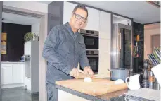  ?? FOTO: DIRK THANNHEIME­R ?? Koch Micky Durach ist neuer Küchenchef eines Fünf-Sterne-Hotels in der Schweiz.