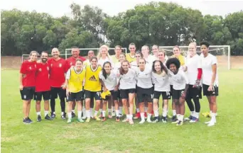  ??  ?? A equipa de futebol feminino do Benfica foi construída neste ano pelo treinador João Marques. São 20 jogadoras profission­ais, das quais sete foram contratada­s a clubes brasileiro­s.