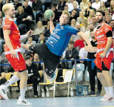  ?? Archivbild: Erik Hillmer ?? Tim Stapenhors­t (Mitte) kann erst im kommenden Jahr wieder für den TvdH auf Torejagd gehen: Der Spielbetri­eb der Handball-Oberliga Nordsee ist unterbroch­en.