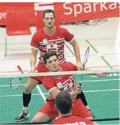  ?? FOTO: GERD HERMANN ?? Thorsten Hukriede (hinten) und Jan Felix Matulat haben mit dem BV Wesel RW eine grandiose Hinserie hingelegt. Nur einmal ging die Mannschaft als Verlierer vom Feld.