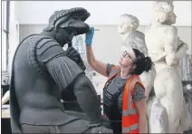  ??  ?? HEAD ROLE: Graciela Ainsworth with cast of the statue Lorenzo de Medici.