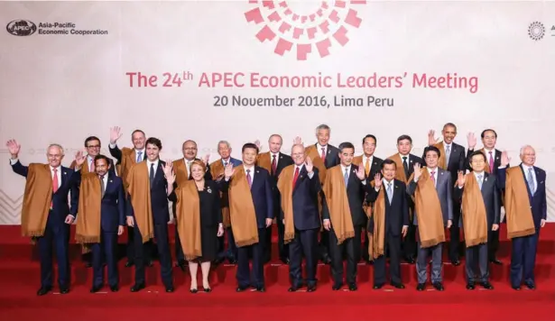  ?? DING LIN / XINHUA ?? From left, front row: Australia’s Prime Minister Malcolm Turnbull, Brunei’s Sultan Hassanal Bolkiah, Canada’s Prime Minister Justin Trudeau, Chile’s President Michelle Bachelet, China’s President Xi Jinping, Peru’s President Pedro Pablo Kuczynski, Hong...
