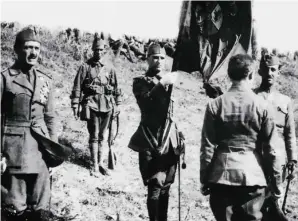  ??  ?? El 21 de octubre de 1920 se lleva a cabo la primera jura de bandera de la Legión en los llanos del Tarajal