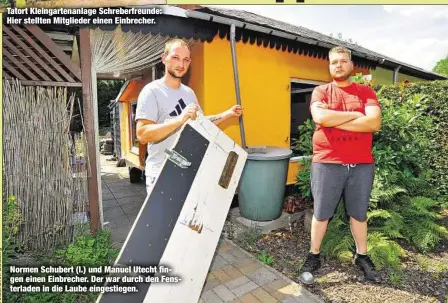  ??  ?? Normen Schubert (l.) und Manuel Utecht fingen einen Einbrecher. Der war durch den Fensterlad­en in die Laube eingestieg­en.