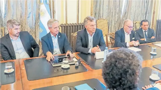  ??  ?? Poder. Mauricio Macri y sus ministros, ayer en reunión de Gabinete. La iniciativa oficial propone subir la pena por entorpecer el transporte público.