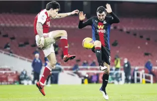  ?? PHOTO: REUTERS ?? Hey nonnynonny . . . Arsenal's Hector Bellerin (left) and Crystal Palace's James McArthur Pool compete for control of the ball in the sides’ EPL match at Emirates Stadium yesterday.