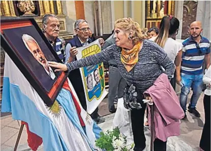  ?? (JAVIER FERREYRA) ?? Símbolos. La imagen de De la Sota sobre las banderas. Atrás, un particular escudo justiciali­sta.