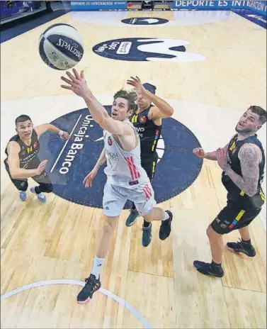  ??  ?? Fabien Causeur supera en una entrada con su mano izquierda a tres defensores del Lenovo Tenerife.