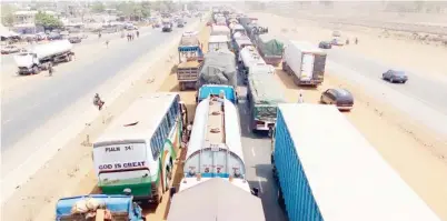  ?? Picture: Abubakar Sadiq Isah ?? Gridlock along Gwagwalada-Abuja-Lokoja road yesterday.