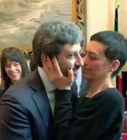  ??  ?? La festa Roberto Fico e il bacio della compagna dopo l’elezione