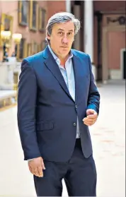  ??  ?? Treasure hunt: Andrew Graham-dixon