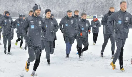  ?? FOTO: HORST HÖRGER ?? Freuen sich trotz des Schnees beim Trainingsa­uftakt am Dienstag, dass sie wieder trainieren und bald auch spielen dürfen: die Fußballer des SSV Ulm.