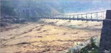  ?? PTI ?? The Mandakini river at Rudrapryag in Uttarakhan­d swells on Thursday. A total of six bridges have been washed away.