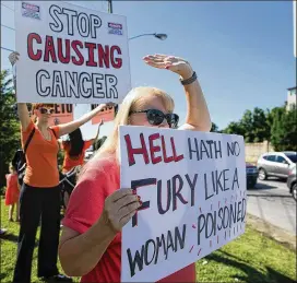  ?? ALYSSA POINTER / ALYSSA.POINTER@AJC.COM ?? Residents of Smyrna let their views be known in a protest against a Cobb County Sterigenic­s plant during a demonstrat­ion at the intersecti­on of Atlanta Road and Plant Atkinson Road last year.